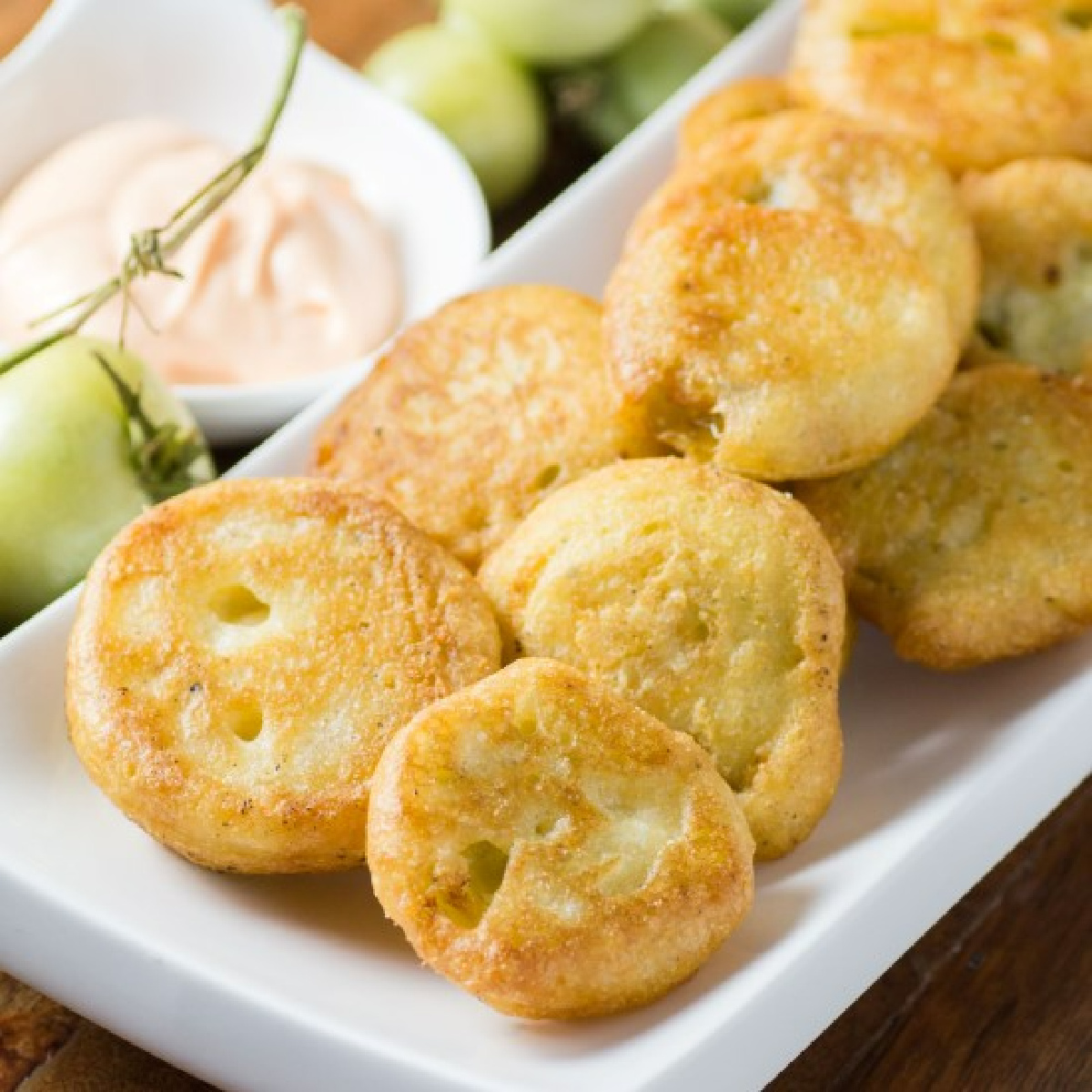 TaraNoland's tweet image. A Southern classic, these Fried Green Tomatoes can be served for breakfast, lunch or dinner. #friedgreentomatoes #friedtomatoes #tomatoes #greentomatoes #Southernrecipe #breakfast #lunch #dinner noshingwiththenolands.com/fried-green-to…