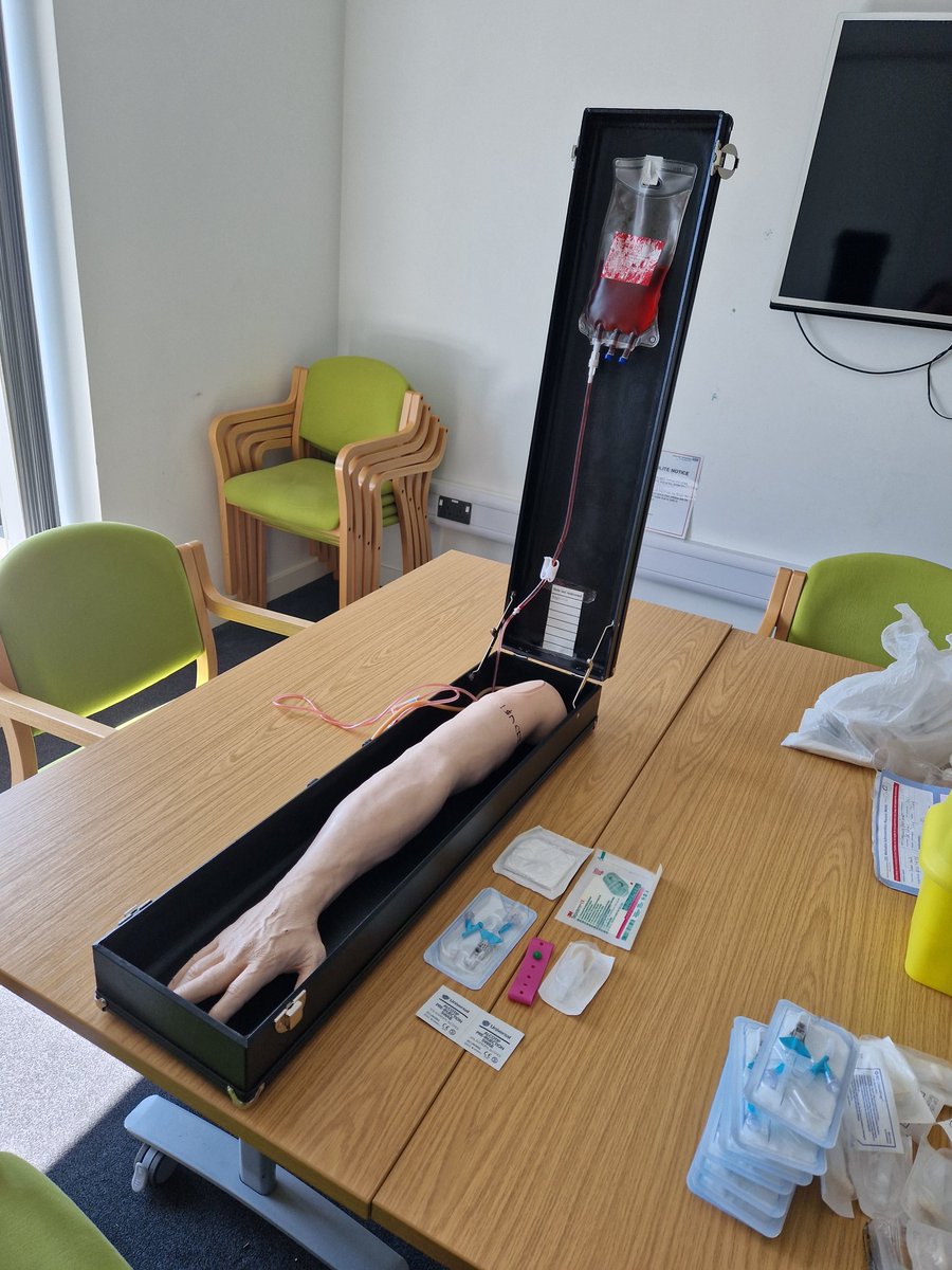 Cannulation training and refreshers for Bridgwater DNs today @BakerKatyhaynes @Piprich1 @somNHS_LD