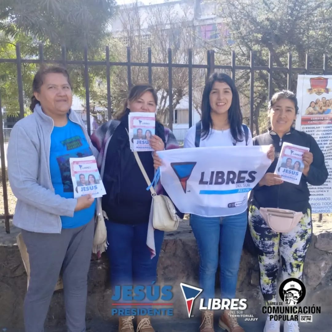 LDSJujuy's tweet photo. 📣 ¡Volanteada en acción! 🌟
Lcs compañerxs del Area comunicación junto al Área de Deporte, el Merendero Pequeños Gigantes y Los chicos del Alto estuvieron por la zona de ex-terminal de ómnibus y alrededores entregando volantes
#Volanteada #ÁreaDeporte #comunicación #merenderos https://t.co/qnsiSYhwju