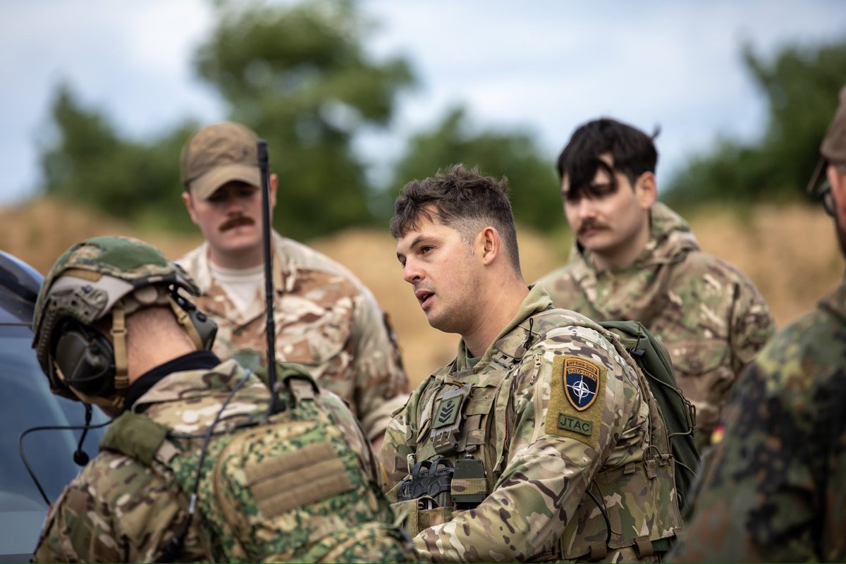 TheRoyalLancers's tweet image. @theroyallancers partnering up with @3rd_regiment_rha + 🇺🇸🇬🇧🇵🇱🇳🇱🇧🇪🇨🇦🇪🇸🇫🇷🇩🇪🇳🇴🇮🇹🇨🇿 Armies and #Airforces on a multinational cross border #airexercise, calling in fire and showcasing #nato #strike capabilities and our seemless #collaboration and #cooperation #wearenato #orglory