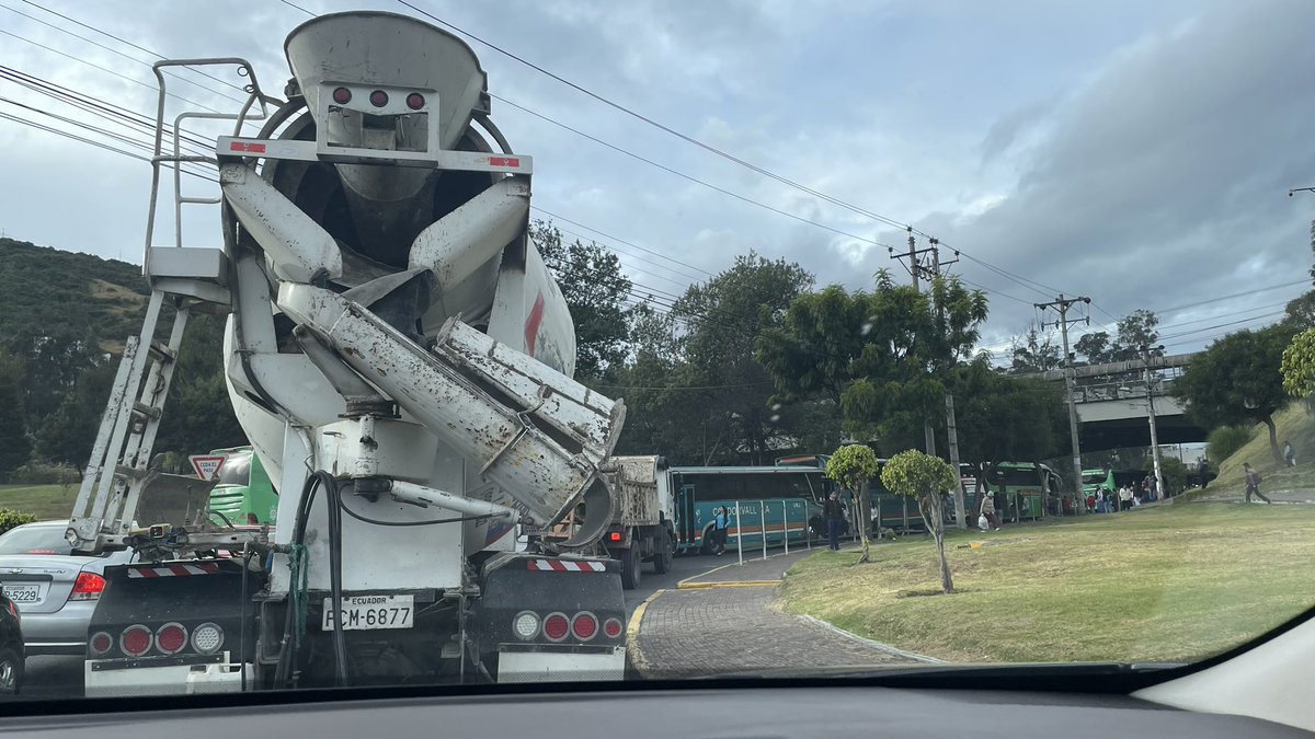 bryanekj's tweet photo. @AMT_Quito Hoy nuevamente no estuvo 1 solo agente de tránsito en la mañana ayudando al tráfico en el intercambiador . Los buses paran en doble fila. 15 min para poder ingresar a la autopista Rumiñahui. Por favor se necesita cambios en esa zona. https://t.co/OdfrF8YcAp
