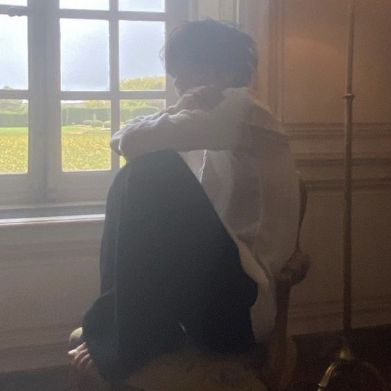 LOVE ME AGAIN MV OUT NOW 
LAYOVER FIRST MV 
#V_LoveMeAgain #LoveMeAgain #V