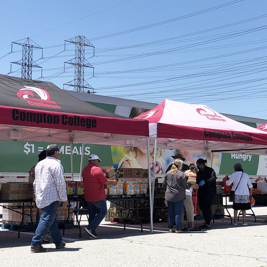 compton_college's tweet photo. Mobile Food Pantry at Compton College TODAY (8/9) from 1-3pm in Parking Lot F off of Greenleaf Blvd.  FREE &amp; open to the public!  Receive up to 25-40 lbs of food courtesy of the @LAFoodBank.  Drive-up and walk-in welcome.  Bring a cart and/or reusable bags! https://t.co/CBLCykLoJp
