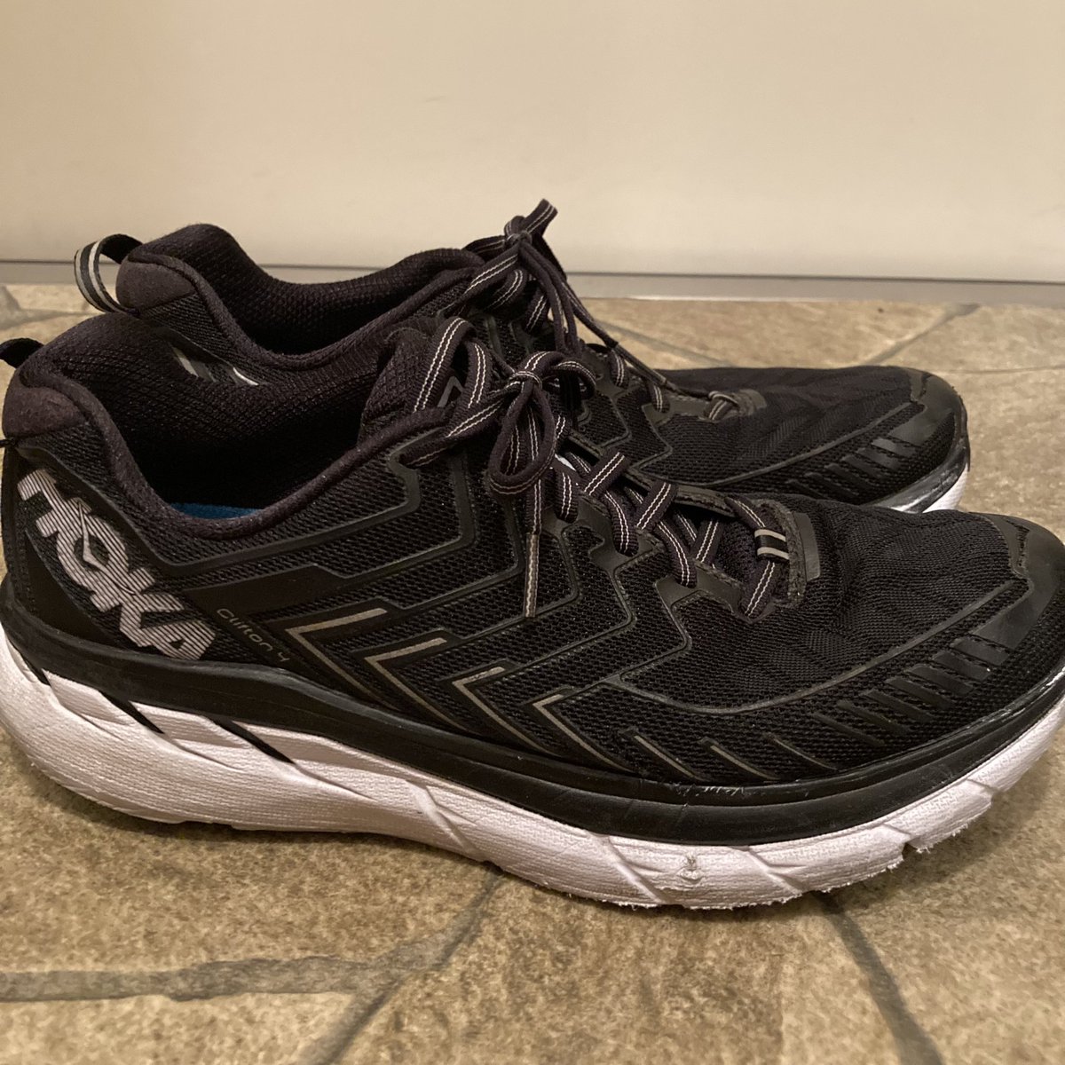 クリフトン4、今までありがとう。
院内履きのリカバリースライドと合わせて最高の靴でした。
また買います。
#HOKAONEONE
#ホカオネオネ