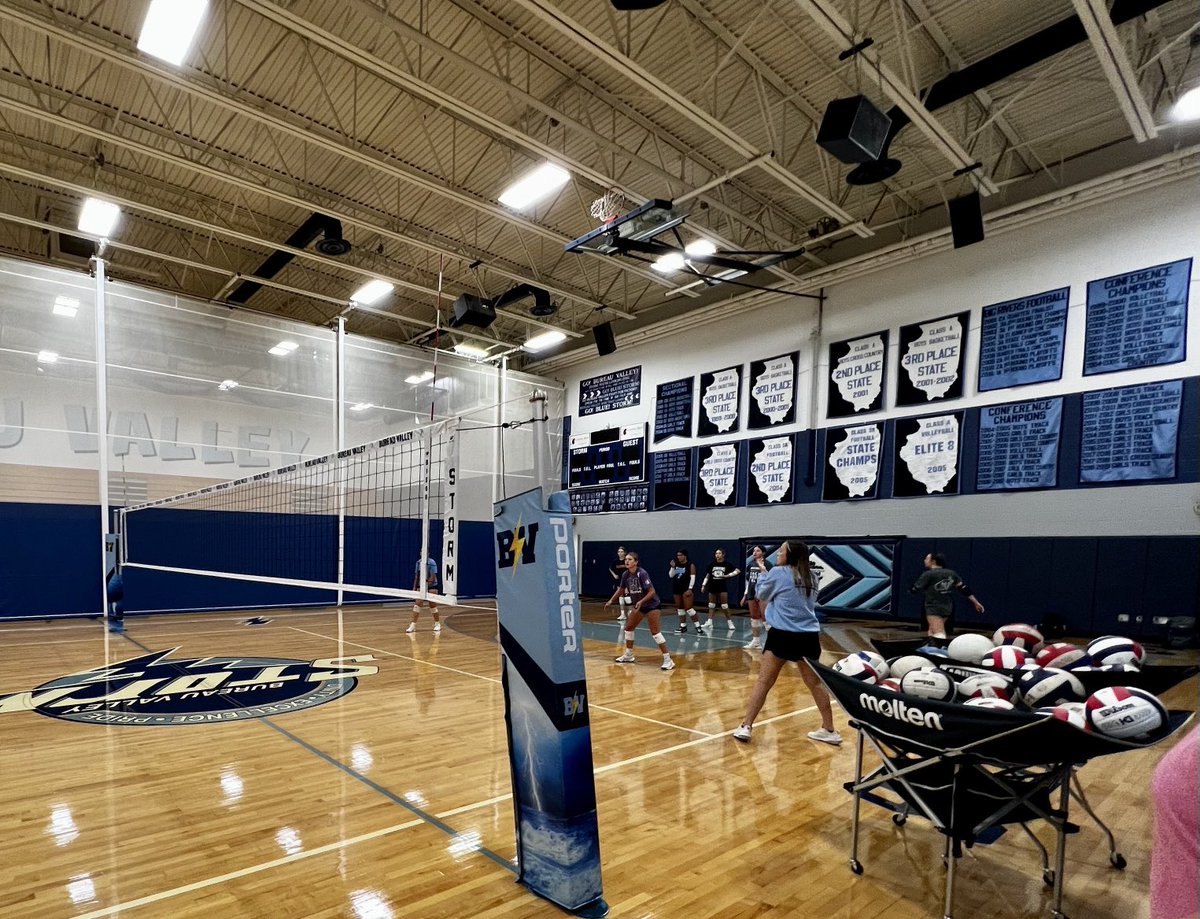 Tremendous energy in the gym this morning!  The team is working hard!  Go Storm ⚡️