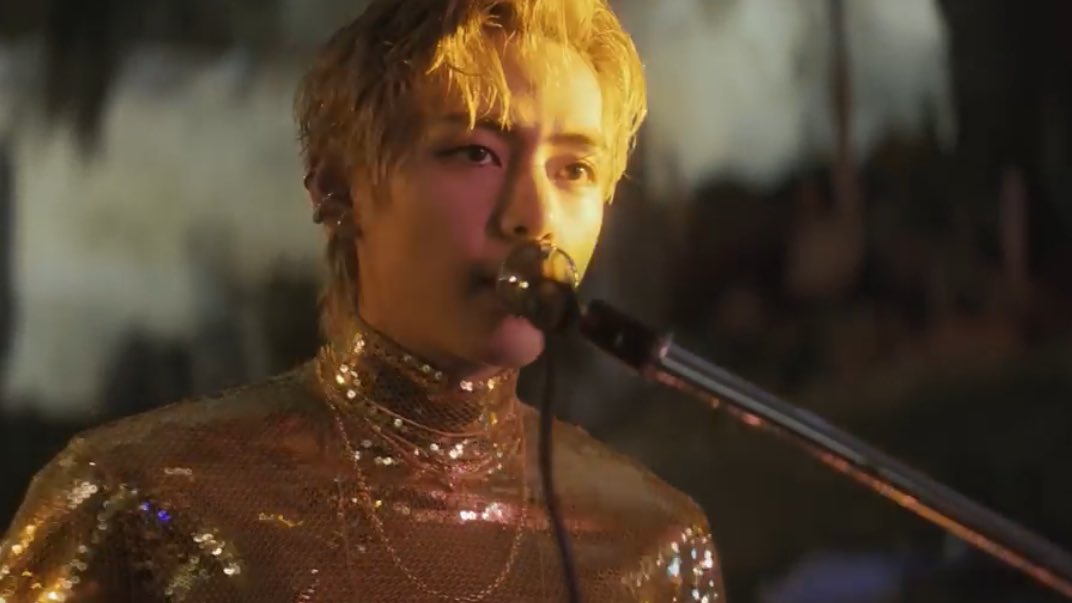 vminiecats's tweet photo. — Oficialmente el debut de Taehyung como solista ha comenzado. El día de hoy se lanzó el primer MV oficial titulado "LOVE ME AGAIN". 

En el video podemos ver a Taehyung con el cabello rubio usando un hermoso traje. ↓

LOVE ME AGAIN MV OUT NOW https://t.co/It8JtC5pZE