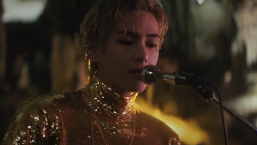 vminiecats's tweet photo. — Oficialmente el debut de Taehyung como solista ha comenzado. El día de hoy se lanzó el primer MV oficial titulado "LOVE ME AGAIN". 

En el video podemos ver a Taehyung con el cabello rubio usando un hermoso traje. ↓

LOVE ME AGAIN MV OUT NOW https://t.co/It8JtC5pZE