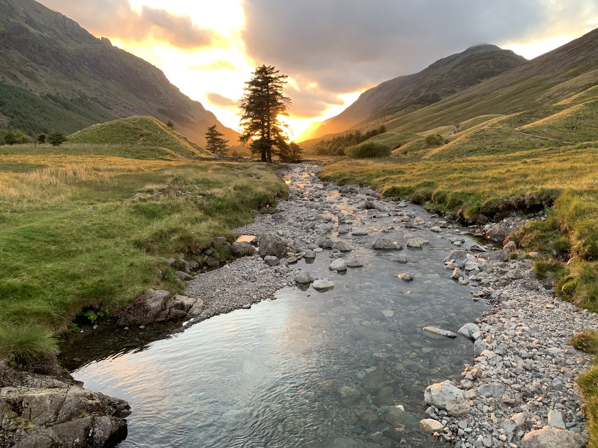 Some of the perks of geo #fieldwork with ⁦@HertsGEP⁩ students. #ChooseGeography ⁦@wildennerdale⁩