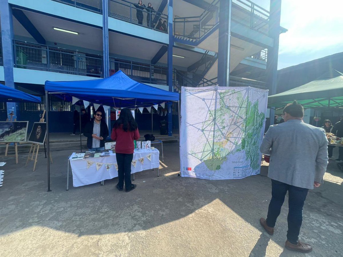 MMAMetropolitan's tweet photo. #EducaciónAmbiental | Hasta la comuna de #Melipilla llegó el equipo #EDUPAC @MMAMetropolitan para participar en la “Feria Sustentable: El Poder es Tuyo”, organizada x el Liceo Bicentenario Hnos. Sotomayor Baeza y q busca fomentar la conciencia ambiental en la comunidad educativa https://t.co/T5KCDEk1rH