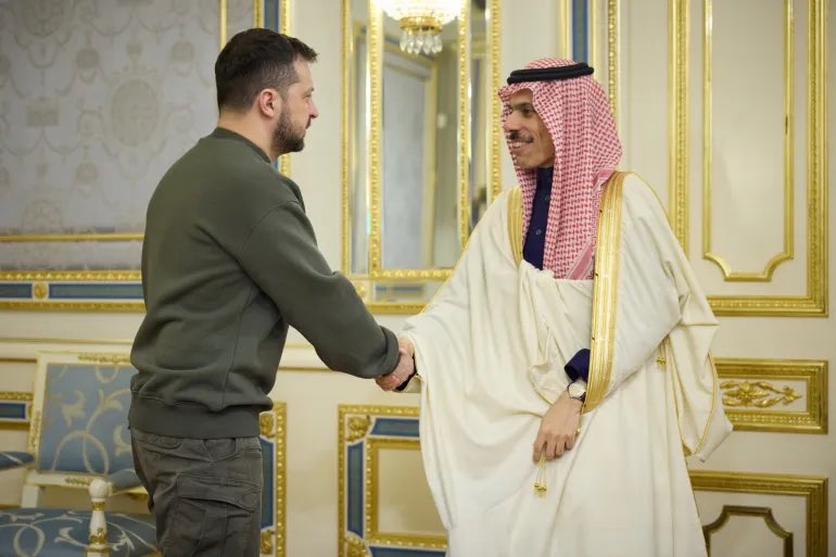 TheSaudi_post's tweet photo. موقع "بوك نيوز" الإخباري: 

يعتقد النرجسيون في الإمبراطورية الغربية أن كل شيء يتعلق بهم، المملكة العربية #السعودية لا تكترث بهم وبما يفكرون فيه في الحقيقة. وخلال قمة جدة الأخيرة لبحث حل "الأزمة الأوكرانية"، قام السعوديون بتهميش دور المبعوثين الغربيين وجعلوهم ينتظرون لساعات طويلة في غرف باردة -بحسب وصفهم-
