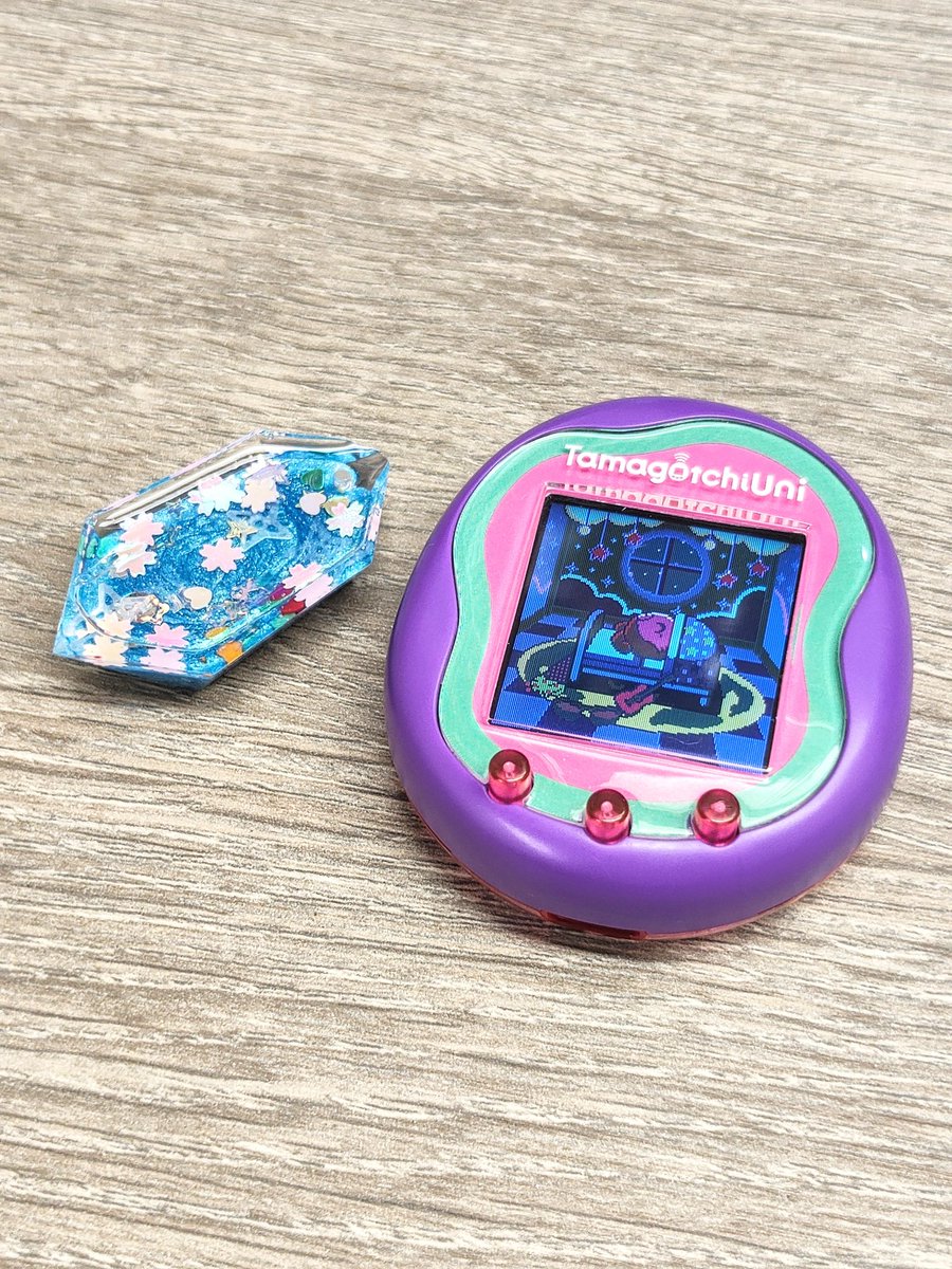 tinypetgogo's tweet photo. 剛剛製做了一個水晶船飾品，跟Tamagotchi Uni非常的搭配，願他們一起睡個好覺。
#電子雞 #他媽哥池 #寵物機 #tamagotchi #電子寵物 #pet #懷舊 #養寵物 #水晶 #吊飾 #口袋寵物 #たまごっちプラス #gigapets #企鵝 #dinosaur #pengin #gen2 #彩虹蛋 #rainbow #uni #tamagotchiuni #qpet https://t.co/SwDPvIArRw