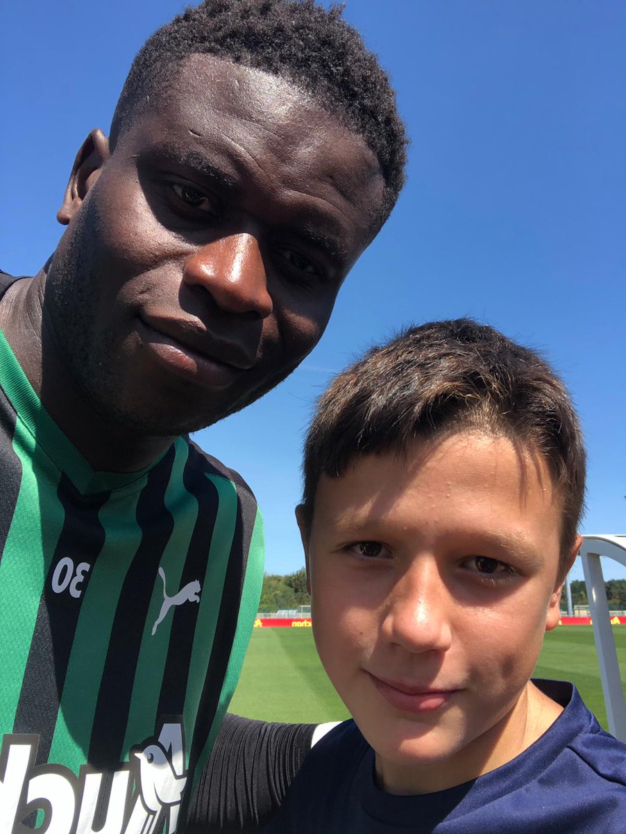 Tonyss62's tweet photo. @samba_brice @RCLens 
Merci aux joueurs et coach pour leur disponiblité pour les jeunes en stage été à la gaillette.
Et bravo pour l'encadrement de cette semaine.
❤️💛 https://t.co/0BbDOzIXuO