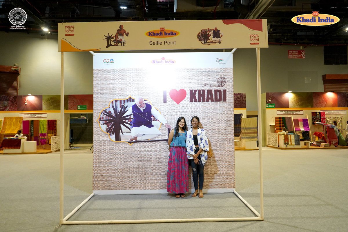 kvicindia's tweet photo. लोगों के बीच पसन्द किए जा रहे खादी और ग्रामोद्योग के उत्पाद !

#Nationalhandloomday के उपलक्ष्य में 7 से 9 अगस्त, 2023 तक प्रगति मैदान, नई दिल्ली के भारत मंडपम में आयोजित खादी प्रदर्शनी आगंतुकों के बीच काफी लोकप्रिय रही। https://t.co/2ju7mD3wEQ