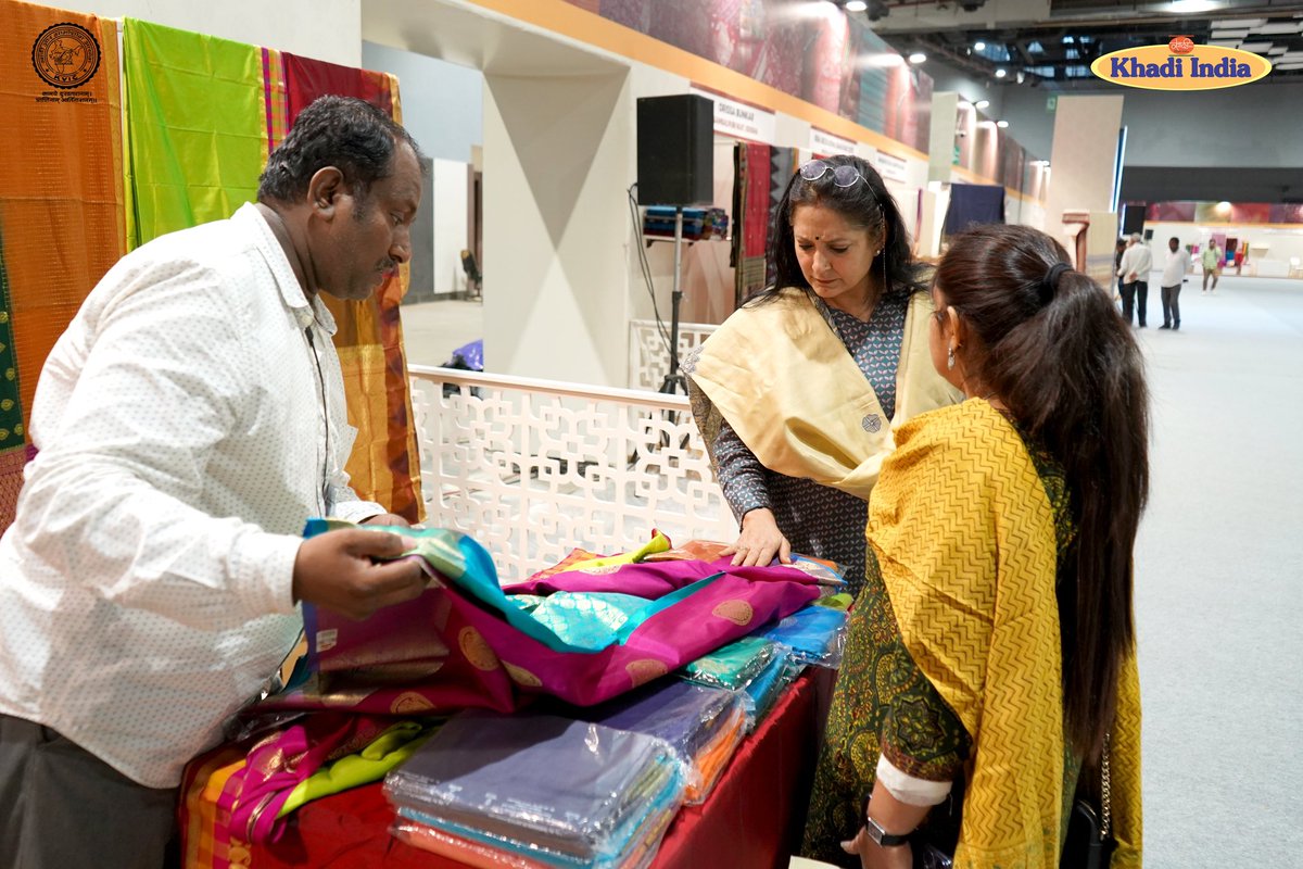 kvicindia's tweet photo. लोगों के बीच पसन्द किए जा रहे खादी और ग्रामोद्योग के उत्पाद !

#Nationalhandloomday के उपलक्ष्य में 7 से 9 अगस्त, 2023 तक प्रगति मैदान, नई दिल्ली के भारत मंडपम में आयोजित खादी प्रदर्शनी आगंतुकों के बीच काफी लोकप्रिय रही। https://t.co/2ju7mD3wEQ