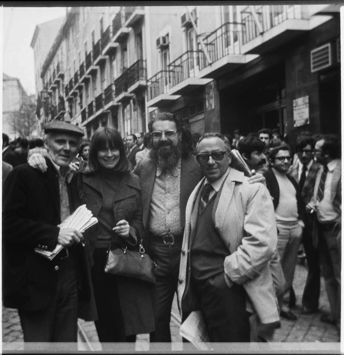 ArquivoLisboa's tweet photo. Mário Cesariny faria hoje #100anos
Nasceu em Lisboa a 9 de Agosto de 1923, onde viria a falecer a 26 de Novembro de 2006. Poeta e pintor, é considerado o principal representante do surrealismo em Portugal.
#arquivomunicipaldelisboa #amemóriadacidade #cesariny #hatherly https://t.co/SXnhieKhi7