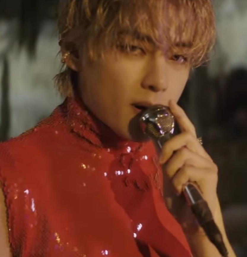 AboutMusicYT's tweet photo. Taehyung in 'Love Me Again' (translated):

"You left me 
Took those memories with you 
But even now 
I can’t Let you go 
Is that all you have to say 
One word, that’s it?
If ever you regret this, won’t you 
Let me know 
Fine, I will be honest with you 
Put it all out there" https://t.co/1OhfPjBmIy