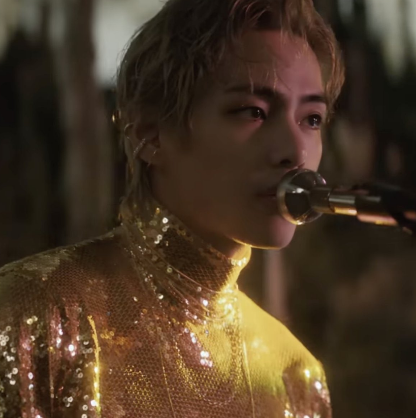 AboutMusicYT's tweet photo. Taehyung in 'Love Me Again' (translated):

"You left me 
Took those memories with you 
But even now 
I can’t Let you go 
Is that all you have to say 
One word, that’s it?
If ever you regret this, won’t you 
Let me know 
Fine, I will be honest with you 
Put it all out there" https://t.co/1OhfPjBmIy
