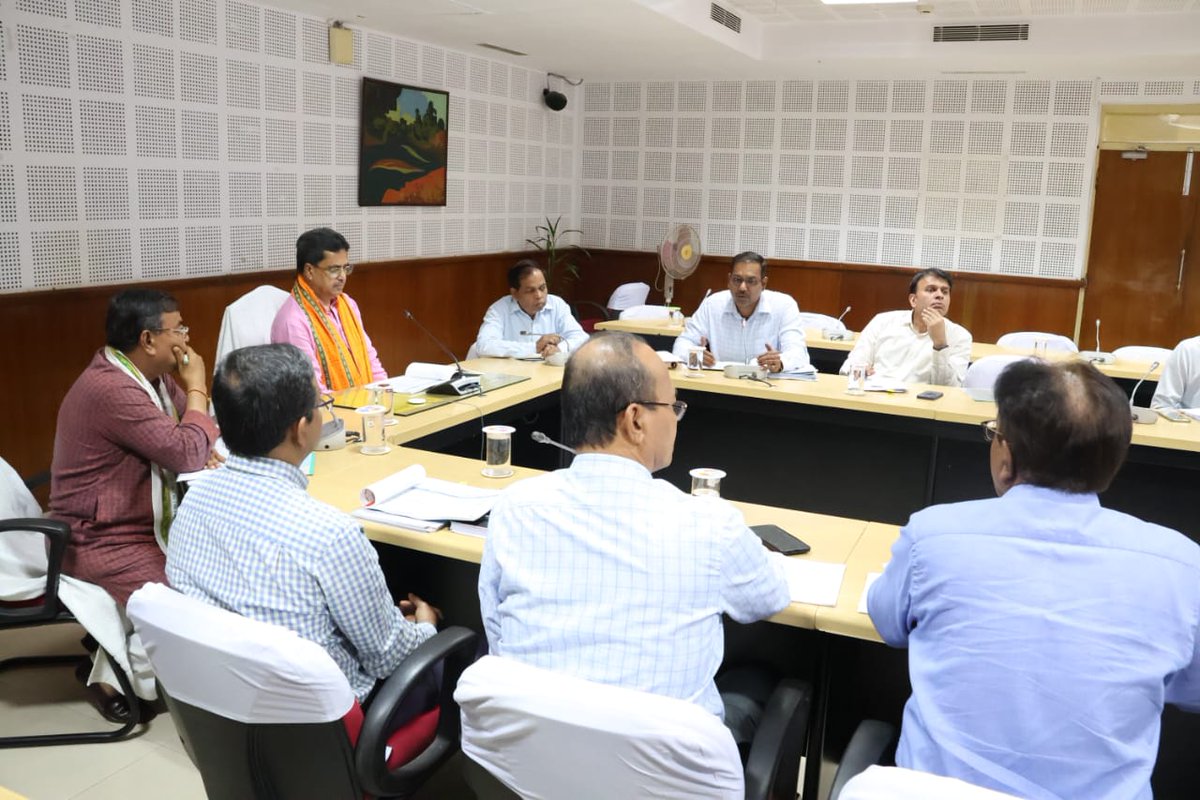 DrManikSaha2's tweet photo. Along with Minister for Power Shri Ratanlal Nath Ji & officials concerned, today chaired a review meeting of the Power department at the Conference Hall no-II of Secretariat today.

Asked the officials concerned to ensure better electricity services to the people across the State.