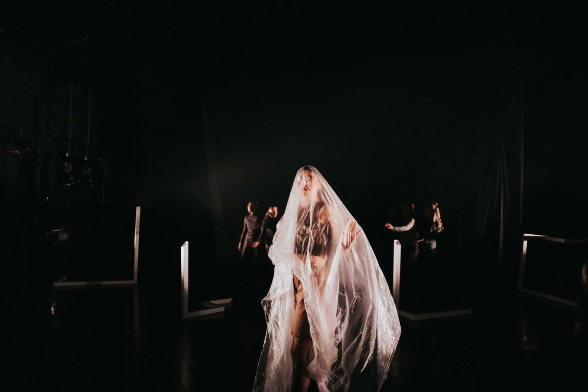 Our #LightingDesign students worked on some #ContemporaryDance with @theplacelondon @batheatredesignwcual #DramaSchool #RoyalAcademyOfDramaticArt #RADA #TheatreLife
💃 Maëlle Le Pallec 
🎨 Csenge Horvath 
💡 Dylan Mulholland
📷 Cocio Chacon