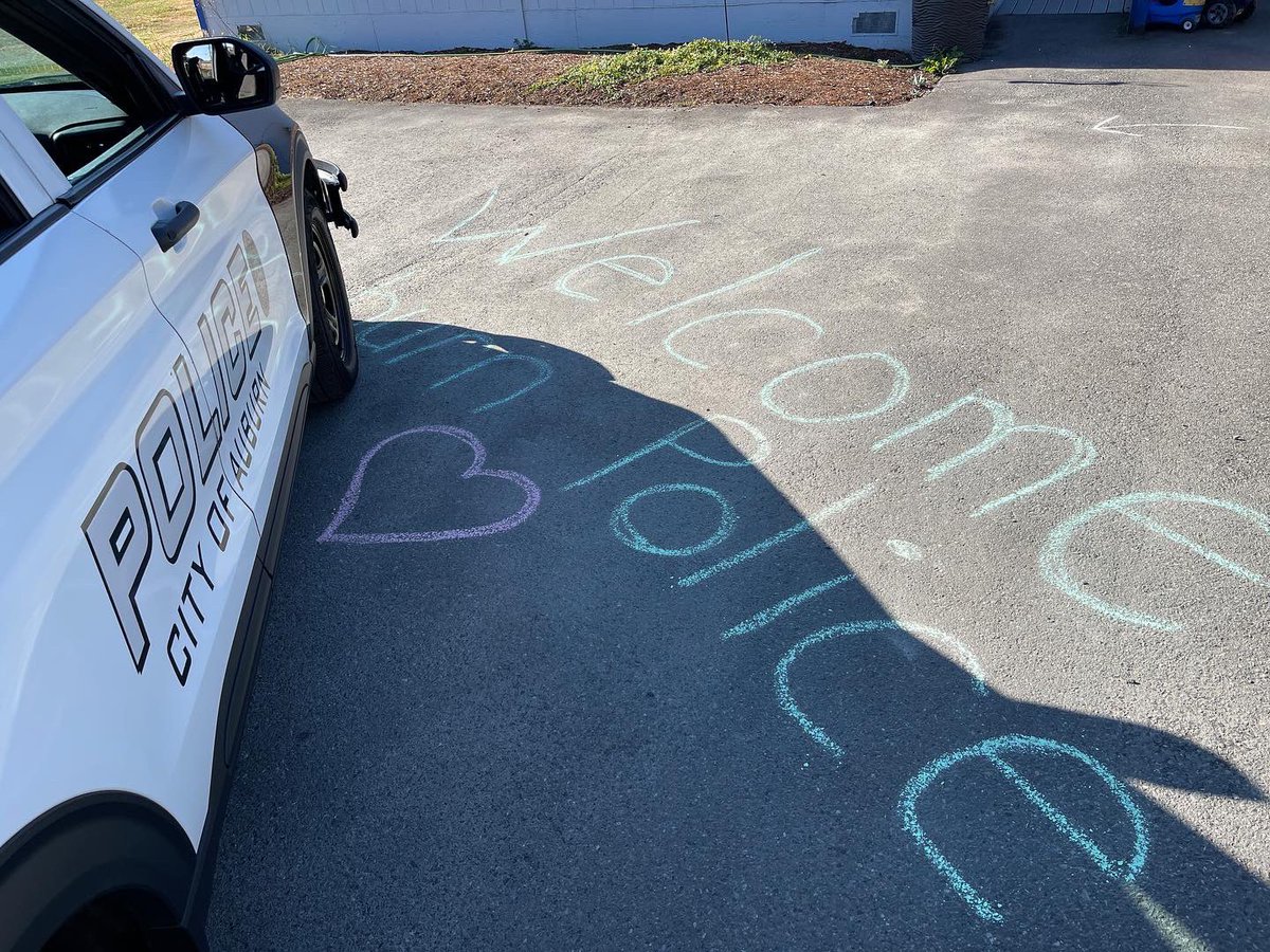 AuburnWAPolice's tweet photo. Superhero week at Rainier Christian Schools was an absolute blast! 🦸♂️🦸♀️
Grateful for the opportunity to be a part of the excitement. Thanks for having us! #SuperheroWeek #RainierChristianSchools #Auburn #APD https://t.co/9u8CwDPG64