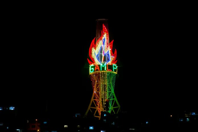 LaPazAlcaldia's tweet photo. #GAMLPInforma I La Tea que Ilumina Bolivia continuará encendida durante todo el mes patrio de agosto, rememorando los 198 años de Independencia de Bolivia, y con los colores de la tricolor nacional.
#LaPazEnPaz https://t.co/nGpDl0LbcR