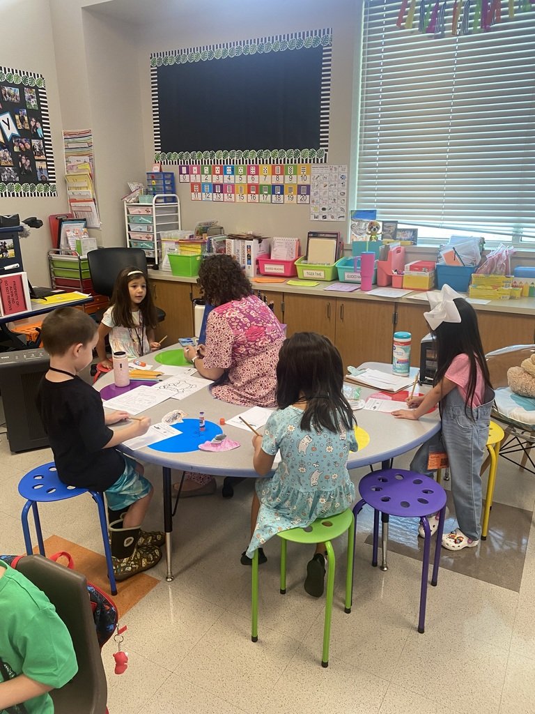 MarkTwainAISD's tweet photo. Mark Twain Pre K and Kinder students are all smiles today! #MTtigers, #firstdayofschool, #Alvinisd https://t.co/z8tcnxcM5G