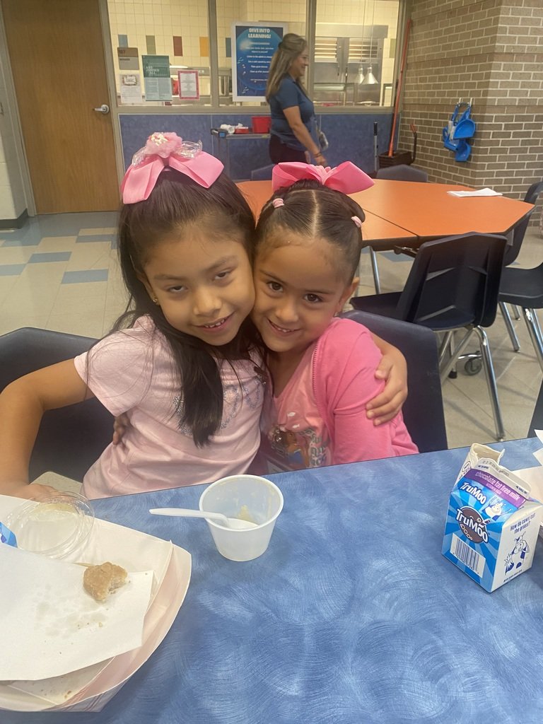 MarkTwainAISD's tweet photo. Mark Twain Pre K and Kinder students are all smiles today! #MTtigers, #firstdayofschool, #Alvinisd https://t.co/z8tcnxcM5G