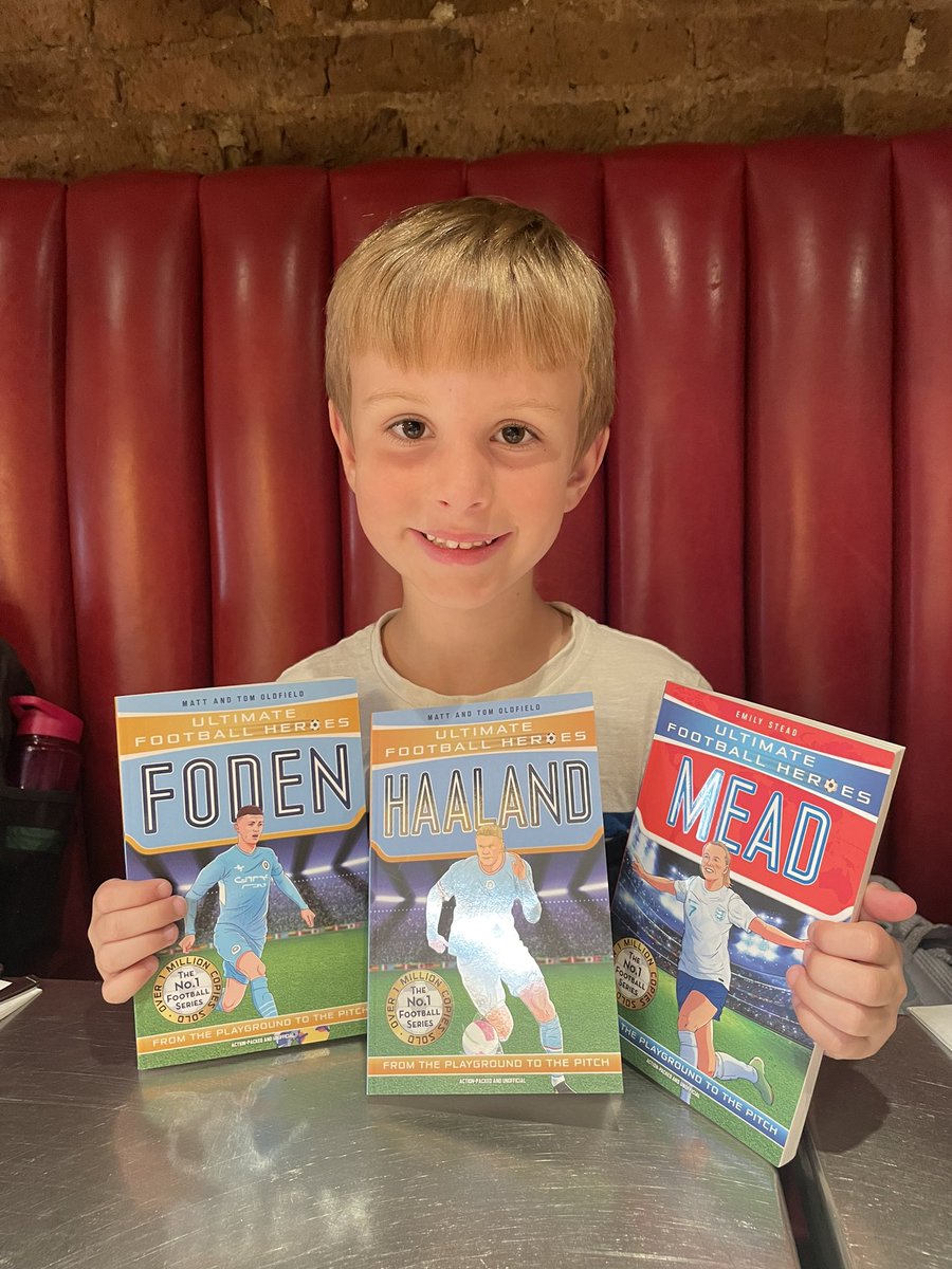 MrsMearkle's tweet photo. A successful trip to @waterstones to spend birthday vouchers @lthompsonwrites @footieheroesbks Any chance of some Palace players?! https://t.co/RTpls01JN8