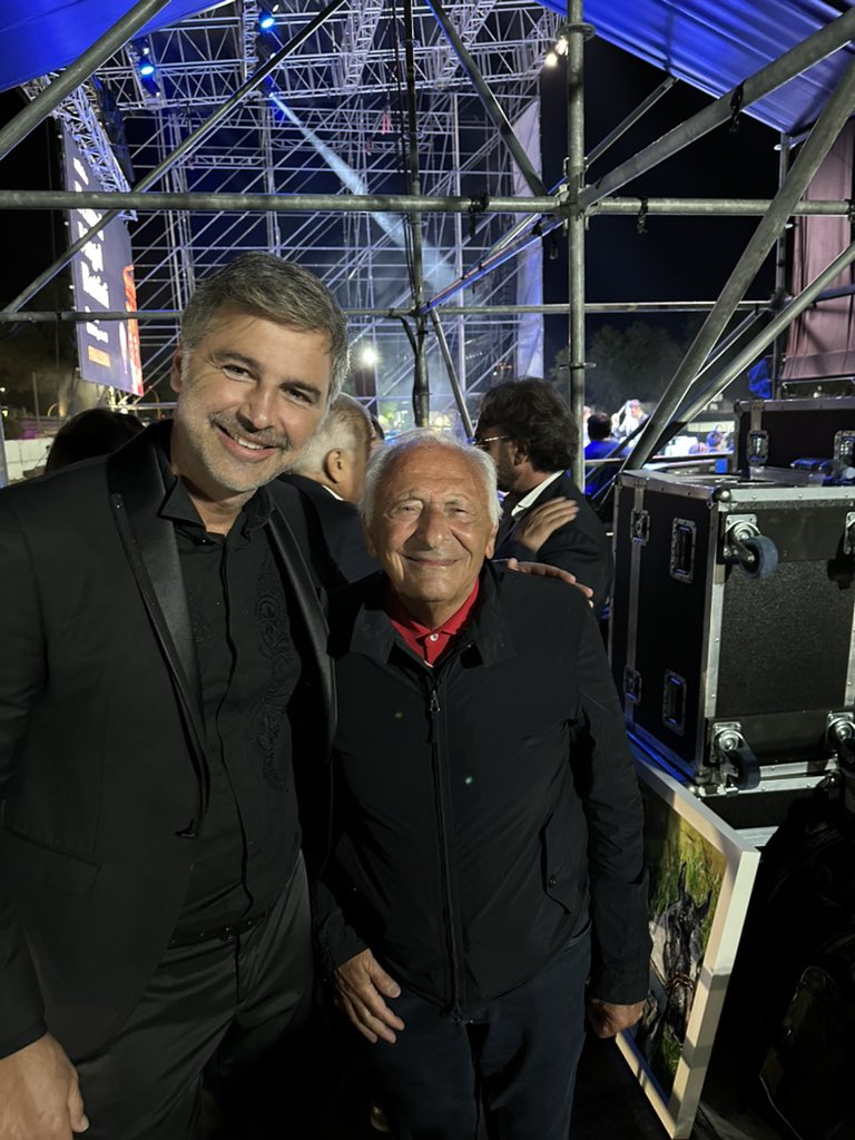 BeppeConvertini's tweet photo. Presentando ieri il #festivalmogolbattisti alla #planetarena nel @paestumparco con il maestro @GiulioMogol !🎶
Qual è il vostro brano del cuore del duo #mogol #battisti ?🎻
@paestumcapaccio @InPaestum  @PaestumEventi  @BorsaPaestum  @radio_paestum  @PaestumApp  @mattinodinapoli https://t.co/kBapSa1oMV