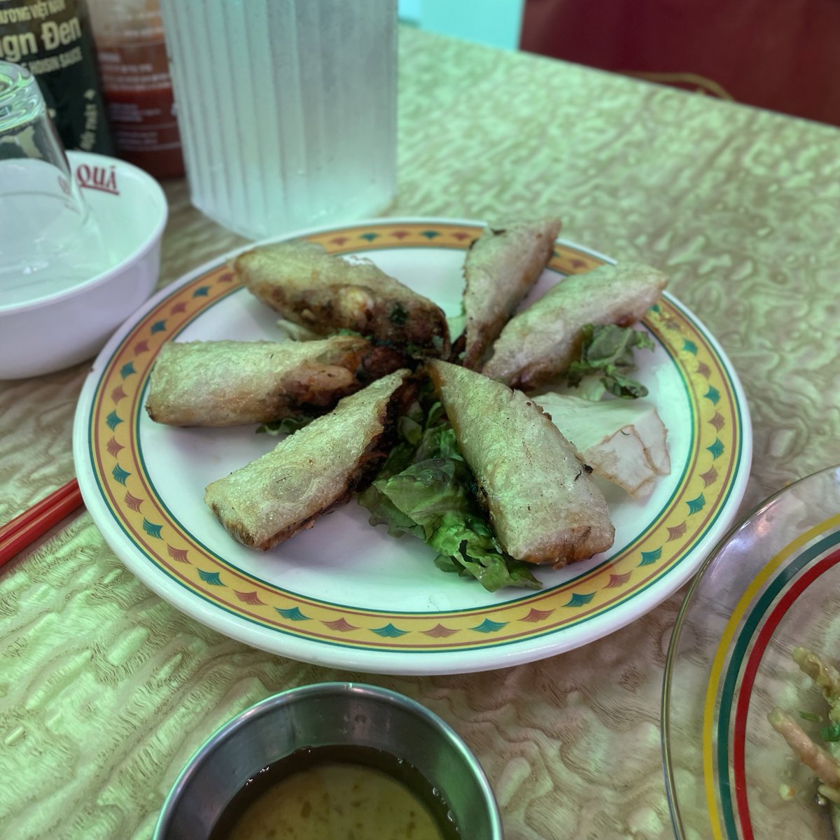 혜화 꾸아 (QUA)

고수가 아닌 대파가 들어간 쌀국수가 특이하고 추천할 만한 베트남 음식점, 육수가 진하고 맛있다!
분짜는 돼지고기에서 살짝 고기 냄새가 나긴 했는데 (고기냄새 안 나는 분짜 먹어본 적 없단 걸 고려하면 이 정도는 상위권임) 전반적으로는 만족스러웠음
반쎄오 먹우러 또 가야징〰️