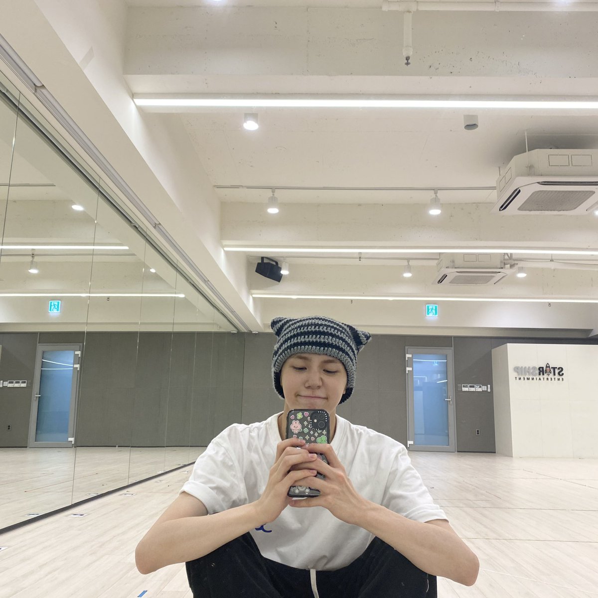 CRAVITY_twt's tweet photo. 구매 만족도 최상✨
#성민 #냥냥냥 https://t.co/k866kvMzSW