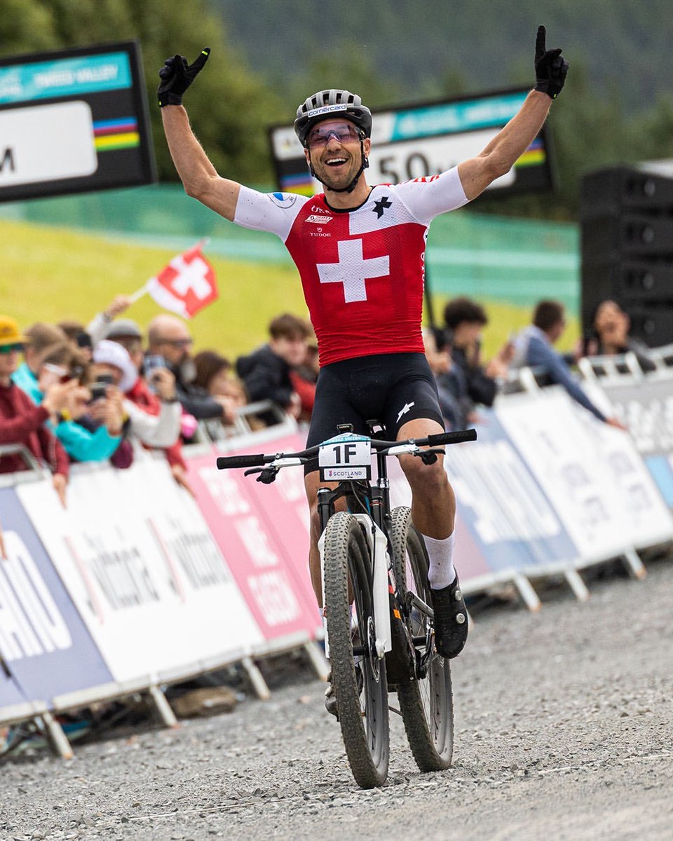 Tiempos dorados 🥇 Nino Schurter y Dario Lillo compitieron por el oro como parte del equipo suizo en el  Campeonato del Mundo de Relevos Mixtos por Equipos de MTB. Felicidades a los dos, esto es para recordarlo siempre. ✨

#NOSHORTCUTS

📸: michal cerveny photography