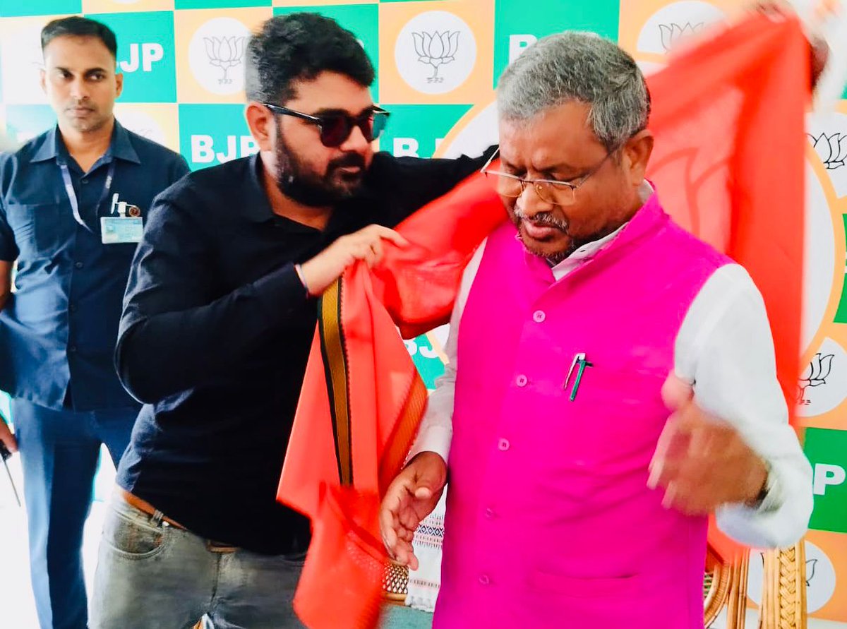 suryaprabhat29's tweet photo. आज सुबह अपने साथियों के साथ @BJP4Jharkhand के यशश्वी प्रदेश अध्यक्ष,इस राज्य के प्रथम मुख्यमंत्री आदरणीय @yourBabulal जी से उनके आवास पर औपचारिक मुलाकात करने का सौभाग्य प्राप्त हुआ,इस दौरान पार्टी के सांगठनिक कामकाज पर चर्चा किया। @bjpkarmveer @BJYMinJH @AshaLakra79 🙏 #बीजेपी https://t.co/Jddk0MYpev
