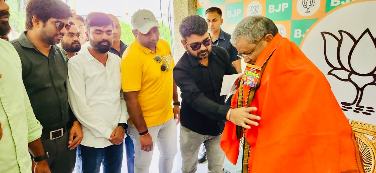 suryaprabhat29's tweet photo. आज सुबह अपने साथियों के साथ @BJP4Jharkhand के यशश्वी प्रदेश अध्यक्ष,इस राज्य के प्रथम मुख्यमंत्री आदरणीय @yourBabulal जी से उनके आवास पर औपचारिक मुलाकात करने का सौभाग्य प्राप्त हुआ,इस दौरान पार्टी के सांगठनिक कामकाज पर चर्चा किया। @bjpkarmveer @BJYMinJH @AshaLakra79 🙏 #बीजेपी https://t.co/Jddk0MYpev