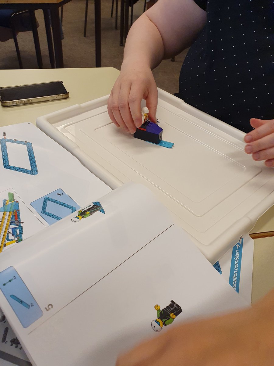 Í morgun hófust sumarsmiðjurnar, LEGO spike og Bricq motion hjá <a href="/SveinnBjarki/">Sveinn Bjarki</a> var æðislega skemmtileg, gott að byrja fyrstu smiðjuna á einhverju sem þú þarft að byggja, hjálpar mikið með einbeitingu og úthald 😊 #menntaspjall #lego