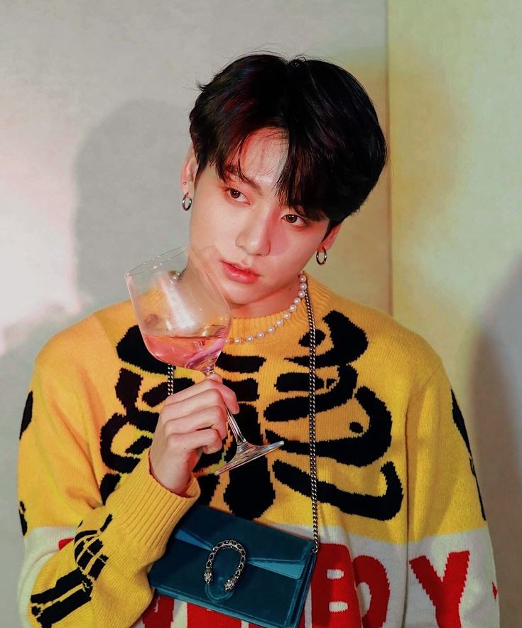 Pk_bts_land's tweet photo. "LOVE ME AGAIN " by V now ties with SEVEN by Jungkook as the Fastest Music video by a Kpop Male soloist to reach 1 Million views on YouTube (7 minutes both) https://t.co/E19DaZsE2t