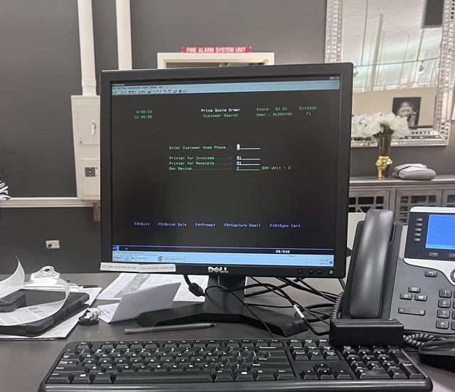 En una empresa nos pidieron migrar un sistema legacy a cloud. Para hacer esto, necesitábamos saber la lógica de algunos datos que colocaban en la pantalla, desafortunadamente todos los que sabían como se usaban ya habían muerto y no existía documentación 🤣