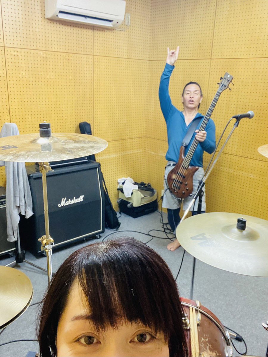 RYOPSYCHOGUN's tweet photo. 嵐のような天気の高知ー！封鎖された堤防の向こう側にスタジオはあるのです(ﾟ∀ﾟ)ちょと焦った（笑）ベースからアングルとドラム側アングルー！#リズム隊 #サイコガン #PSYCHOGUN https://t.co/T830LAmd6k