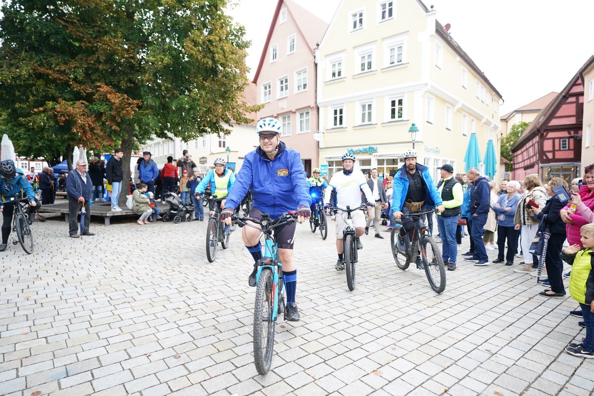 Markus_Soeder's tweet photo. #Radl-Tour zum #Radi-Essen: Start der #CSU-Radltour heute in #Schwaben. Hat große Freude gemacht gemeinsam mit Wolfgang Fackler und 200 Mitradlern von Nördlingen auf die Harburg. Wir setzen die #Radtour in allen Regionen Bayerns fort 🚲👍🏻
#Bayern ist Radland! Wir bauen in den nächsten Jahren 1500 Kilometer neue #Radwege im Freistaat. Radfahren hält fit und gesund. Wir unterstützen jede Form von #Mobilität.
