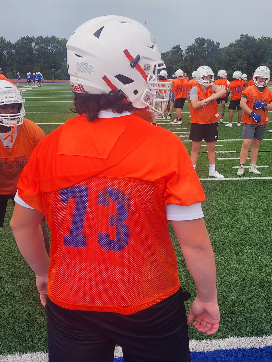 RunCoachTripp's tweet photo. Lineman practice jerseys need to be made from a different material. #hogchat #linemanproblems https://t.co/kZgI4Rfkff