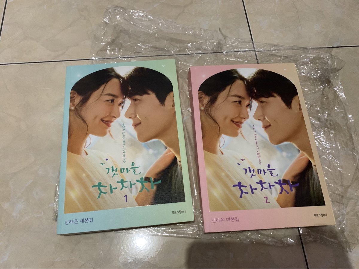 lailanrfjrnty's tweet image. 3. Script book Drama Korea “hometown cha cha cha” 2 book lanjutan. Masih mulus, isinya full Hangeul. Waktu itu beli karena bucin Kim Seon Ho. Tapi ga bisa baca Hangeul 😂 jadi masih mulus banget. 
DM for price. 
#WTS #WTB #scriptbook #kimseonho #seonhohada #shinminah #hometowncha