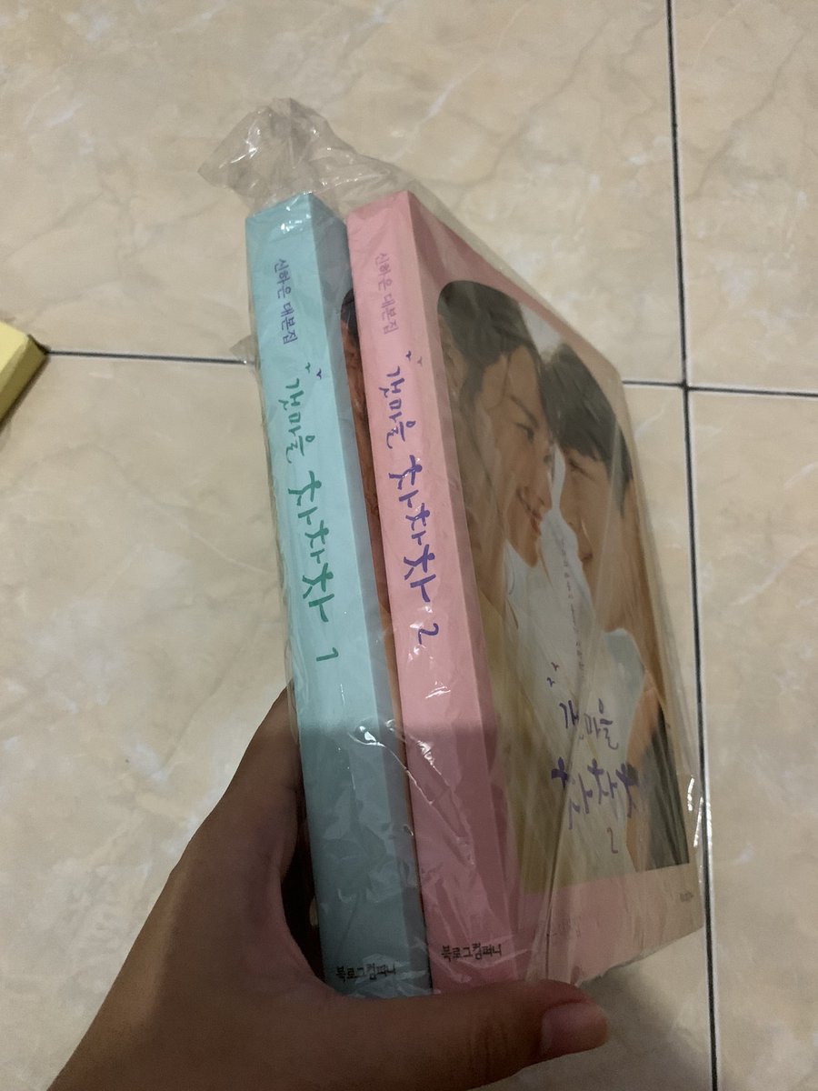 lailanrfjrnty's tweet image. 3. Script book Drama Korea “hometown cha cha cha” 2 book lanjutan. Masih mulus, isinya full Hangeul. Waktu itu beli karena bucin Kim Seon Ho. Tapi ga bisa baca Hangeul 😂 jadi masih mulus banget. 
DM for price. 
#WTS #WTB #scriptbook #kimseonho #seonhohada #shinminah #hometowncha