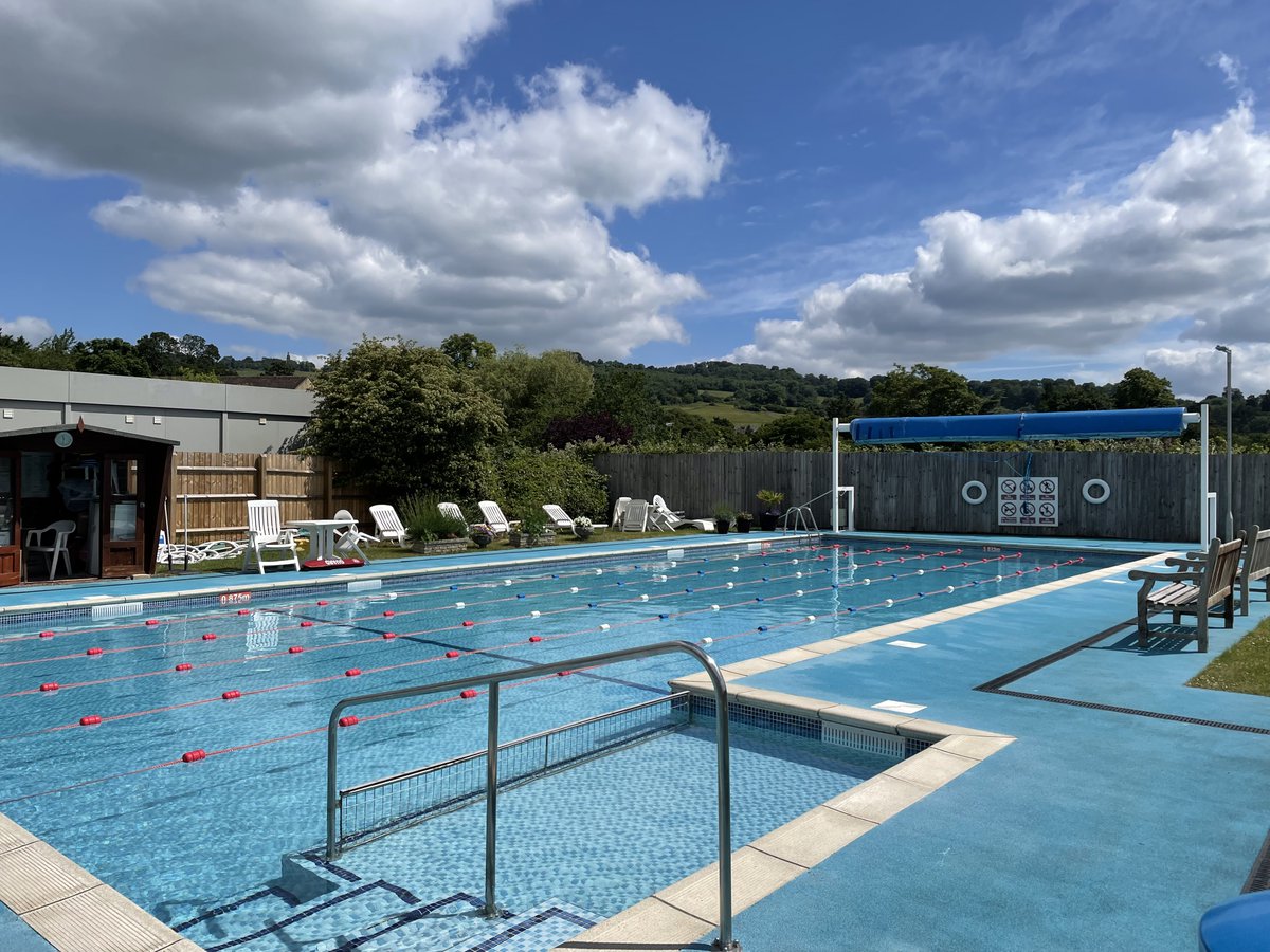 Boy it's hot today - fancy a dip? Our colleagues love cooling off in our outdoor pool - this is one of the great staff benefits @RUHBath 😍😎👍 Come and work with us - check out new vacancies on our website 👉bit.ly/3B4yr1A #applynow @WeLoveBath @CaraCBCEO