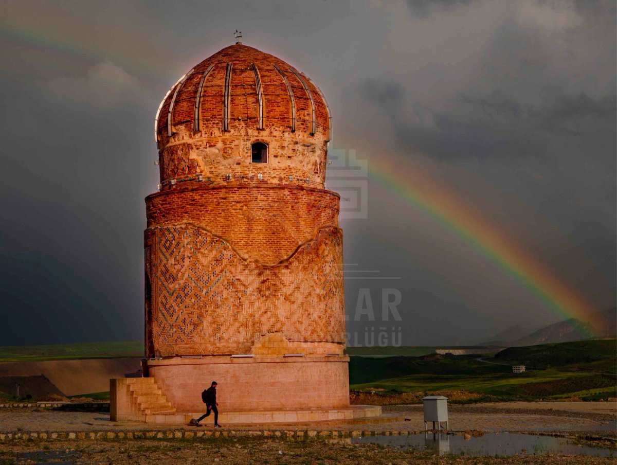 🕌Zeynel Bey Türbesi
📍Batman/Hasankeyf

➡️1462-1482 yılları arasında Hasankeyf’e hâkim olan Akkoyunlu hükümdarı Uzun Hasan’ın Otlukbeli Savaşı’nda vefat eden oğlu Zeynel Bey için yaptırılmıştır.
➡️Kuruluşu ve bezemesiyle Azerbaycan ve Türkistan yöresi anıt mezarlarının etkisi