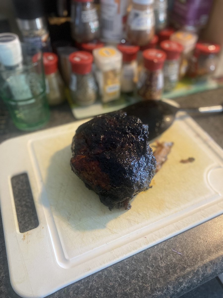Guppie19833's tweet photo. Zelf gemaakte #pitabroodjes met #pulledpork 2,5 uur gegaard in de airfryer met een smokey bbq honey saus, een zelf gemaakte #coalslaw, #rodeui en een #augurkje. #bonapetit #selamatmakan #eetsmakelijk https://t.co/Qjos9hLBeE