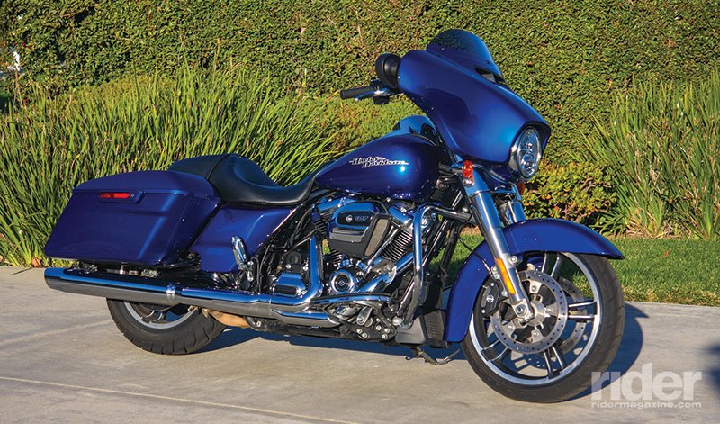 @LoveIsntenuff @InfiDale3476 It’s a 2022 TriGlide, in Cobalt blue. It matches the Street Glide I dream about😂