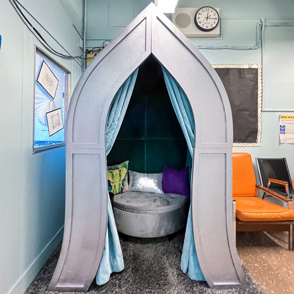 How do you decompress during the day? J.H.S 157 turns to one of their 3 BuddhaBooths® for a daily escape. 🧘🌌 With one booth in the staff lounge and two in both guidance offices, J.H.S. 157 has equipped both their staff and students with a sanctuary to calm their senses. 💆✨