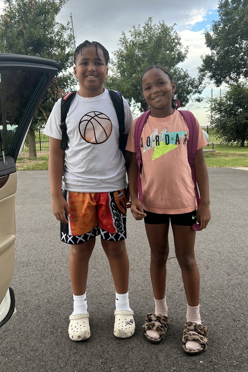 lilsmum_24's tweet image. Well my babies 2nd day of school. No new clothes or shoes today, next year I’m just buying 1 fit for first day 💁🏽‍♀️#back2basic