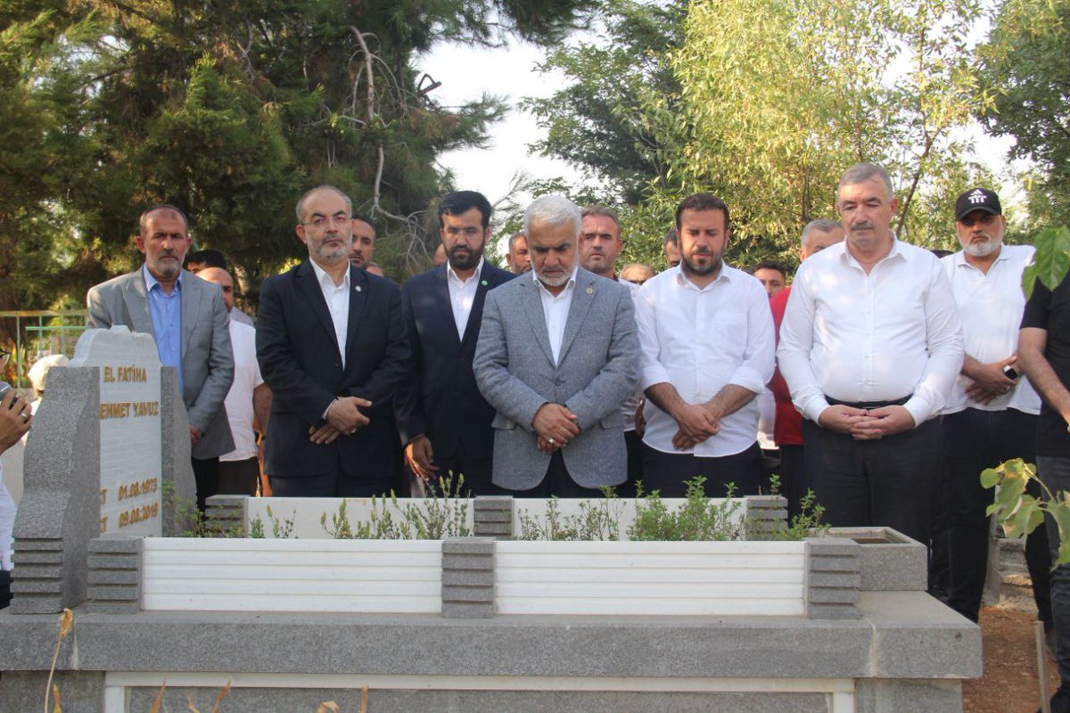 HurDavaPartisi's tweet photo. Genel Başkanımız Sayın Zekeriya Yapıcıoğlu, vefatının 4'üncü yıldönümünde eski Genel Başkanımız merhum Mehmet Yavuz Hoca'nın kabri başında düzenlenen anma programına katıldı.

#HÜDAPAR https://t.co/M267podky5