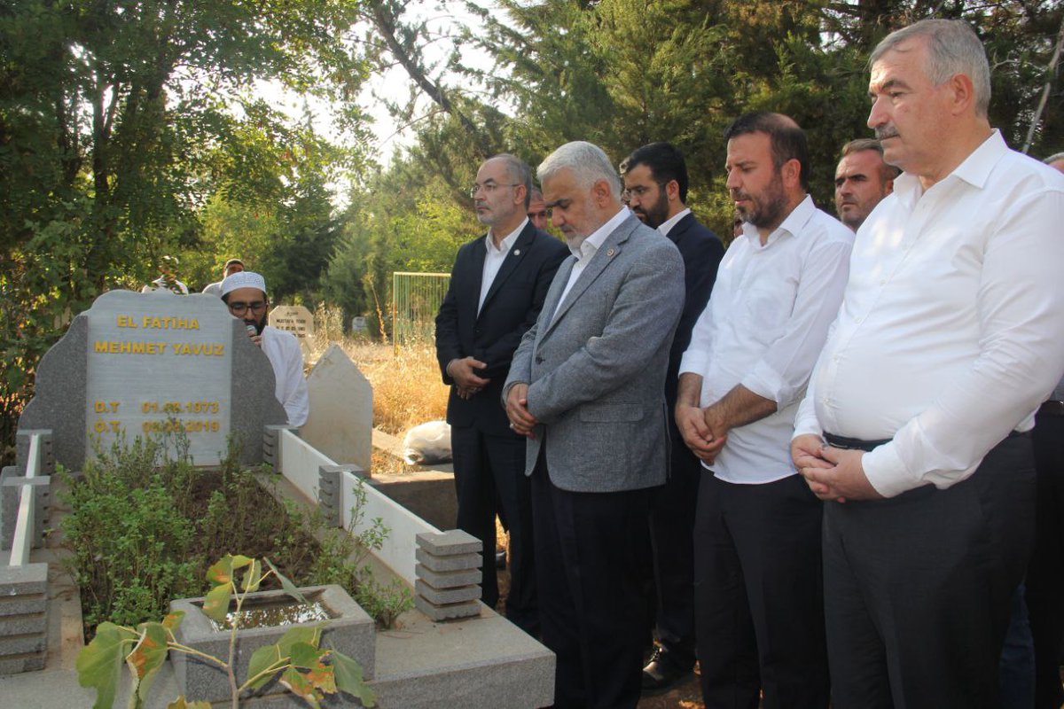 HurDavaPartisi's tweet photo. Genel Başkanımız Sayın Zekeriya Yapıcıoğlu, vefatının 4'üncü yıldönümünde eski Genel Başkanımız merhum Mehmet Yavuz Hoca'nın kabri başında düzenlenen anma programına katıldı.

#HÜDAPAR https://t.co/M267podky5